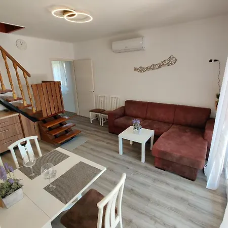 Vonyarc House *